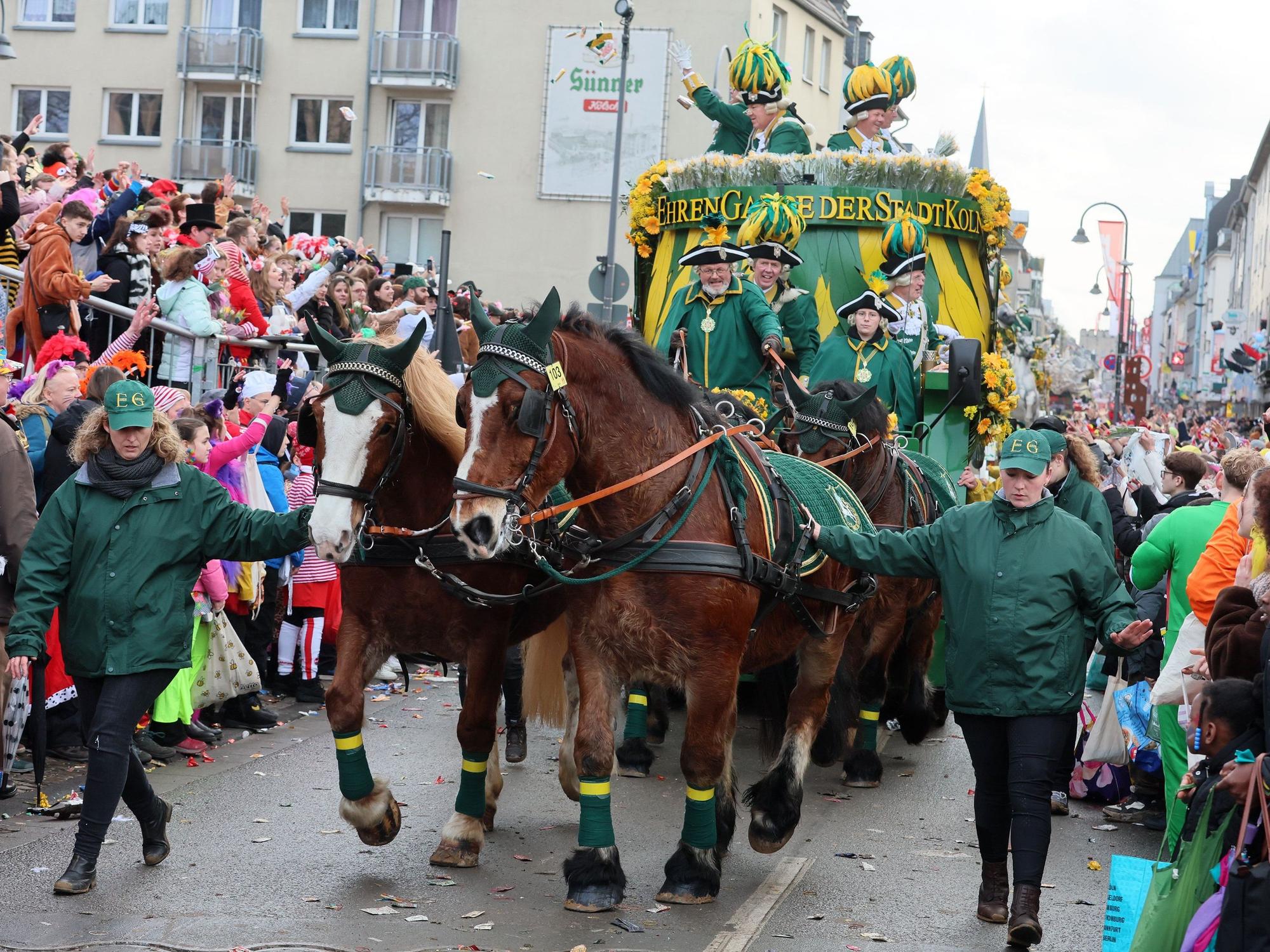 Rosenmontagszug, Pferdegespann der Ehrengarde auf der Severinstraße, 12.02.2024, Bild: Herbert Bucco