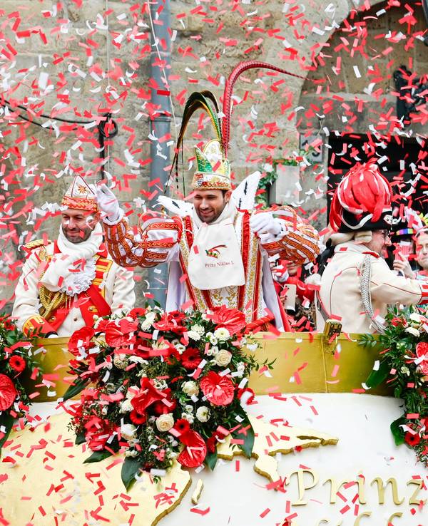 Prinz Niklas I. fährt durch die Severinstorburg.