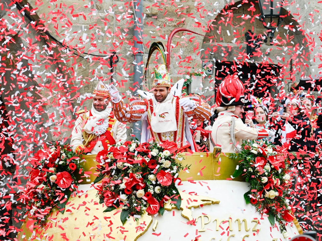 Prinz Niklas I. fährt durch die Severinstorburg.