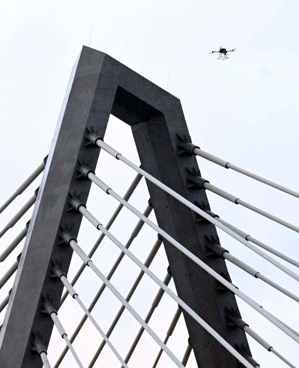 Eine Drohne steigt neben den Drahtseilen der Leverkusener Rheinbrücke auf, um den Zustand der Konstruktion zu überprüfen. Die Autobahnmeisterei sperrte die Autobahn 1 (A1) in beide Richtungen, nachdem sich über Nacht Eis gebildet hatte, das auf darunter fahrende Fahrzeuge hätte stürzen können.