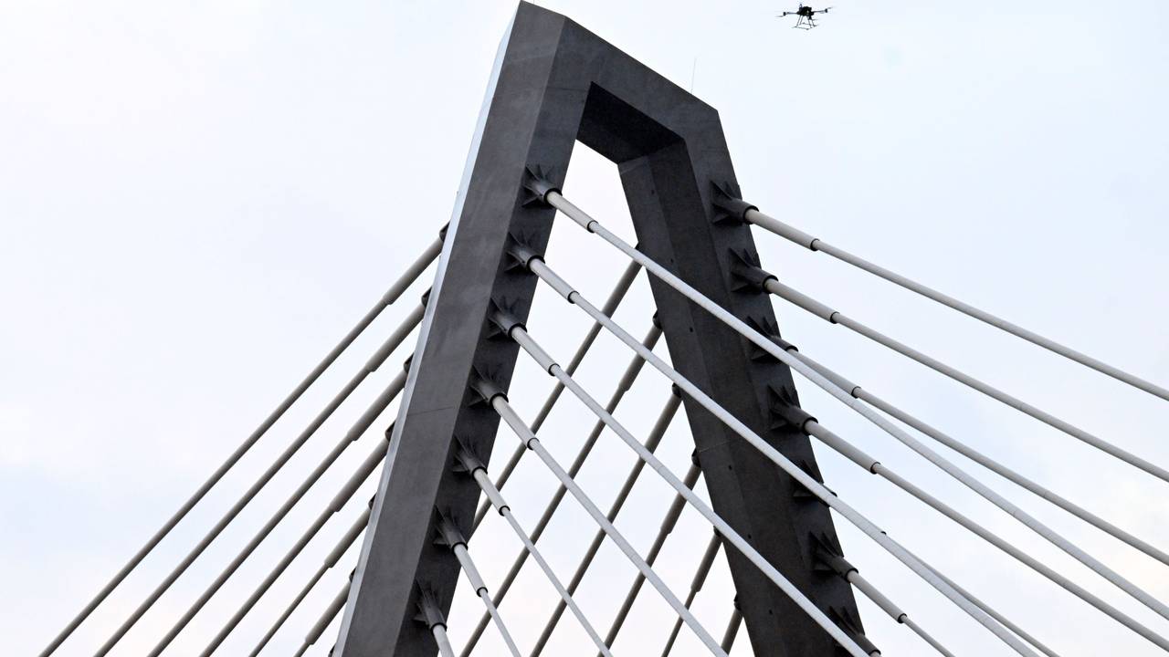 Eine Drohne steigt neben den Drahtseilen der Leverkusener Rheinbrücke auf, um den Zustand der Konstruktion zu überprüfen. Die Autobahnmeisterei sperrte die Autobahn 1 (A1) in beide Richtungen, nachdem sich über Nacht Eis gebildet hatte, das auf darunter fahrende Fahrzeuge hätte stürzen können.