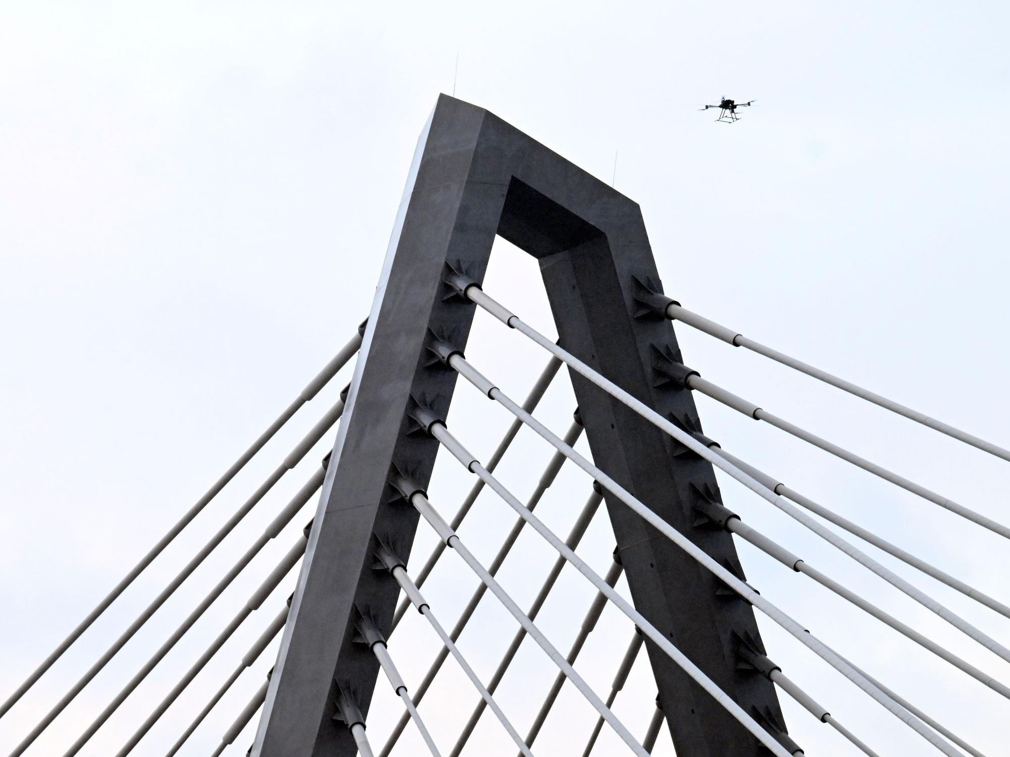 Eine Drohne steigt neben den Drahtseilen der Leverkusener Rheinbrücke auf, um den Zustand der Konstruktion zu überprüfen. Die Autobahnmeisterei sperrte die Autobahn 1 (A1) in beide Richtungen, nachdem sich über Nacht Eis gebildet hatte, das auf darunter fahrende Fahrzeuge hätte stürzen können.