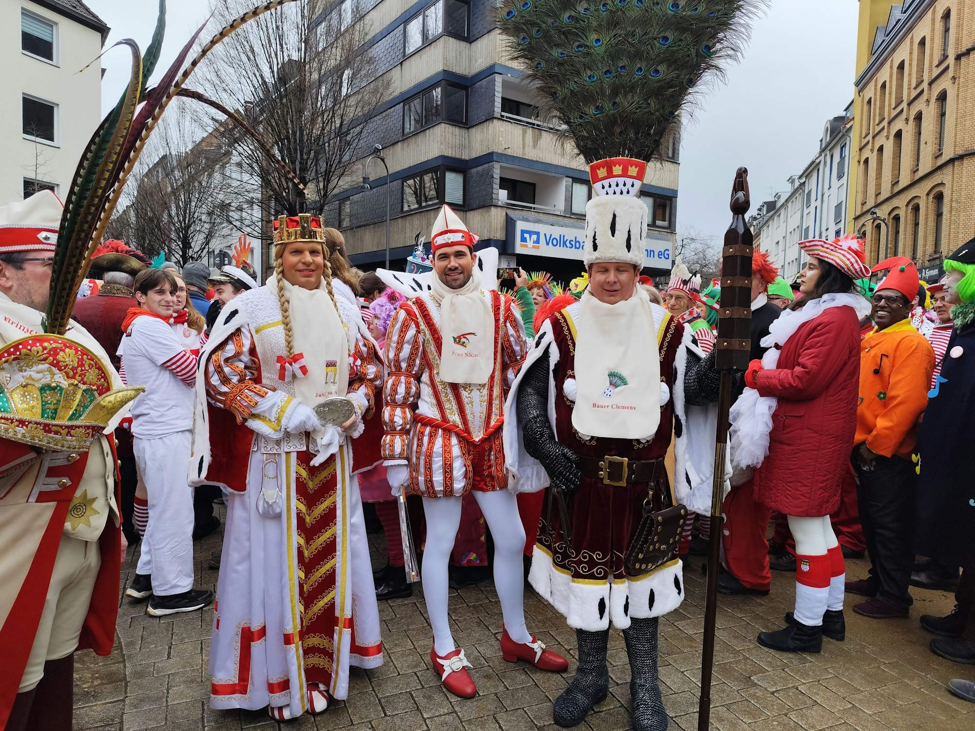 Das Kölner Dreigestirn steht auf der Severinstraße.