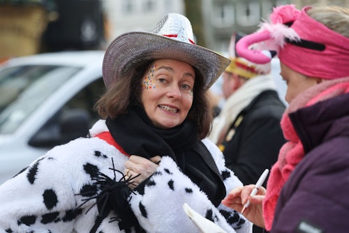 Katarina Barley, Vizepräsidentin Europaparlaments, kommt kostümiert zum Rosenmontagszug.