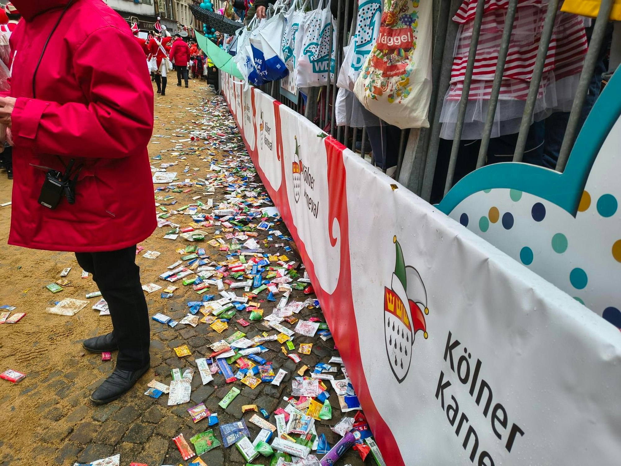 Vor der WDR-Tribüne wird traditionell immer besonders viel geworfen. Doch nicht alle Kamelle finden ihr Ziel.