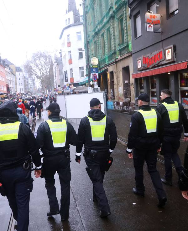12.02.2026, Köln: Mitarbeiter vom Ordnungsamt schauen nach dem Rechten. Weiberfastnacht 2026 an der Zülpischer Straße Foto: Arton Krasniqi