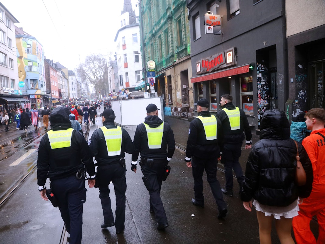 12.02.2026, Köln: Mitarbeiter vom Ordnungsamt schauen nach dem Rechten. Weiberfastnacht 2026 an der Zülpischer Straße Foto: Arton Krasniqi