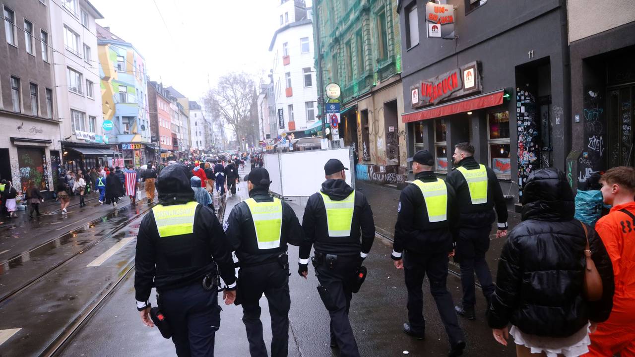 12.02.2026, Köln: Mitarbeiter vom Ordnungsamt schauen nach dem Rechten. Weiberfastnacht 2026 an der Zülpischer Straße Foto: Arton Krasniqi