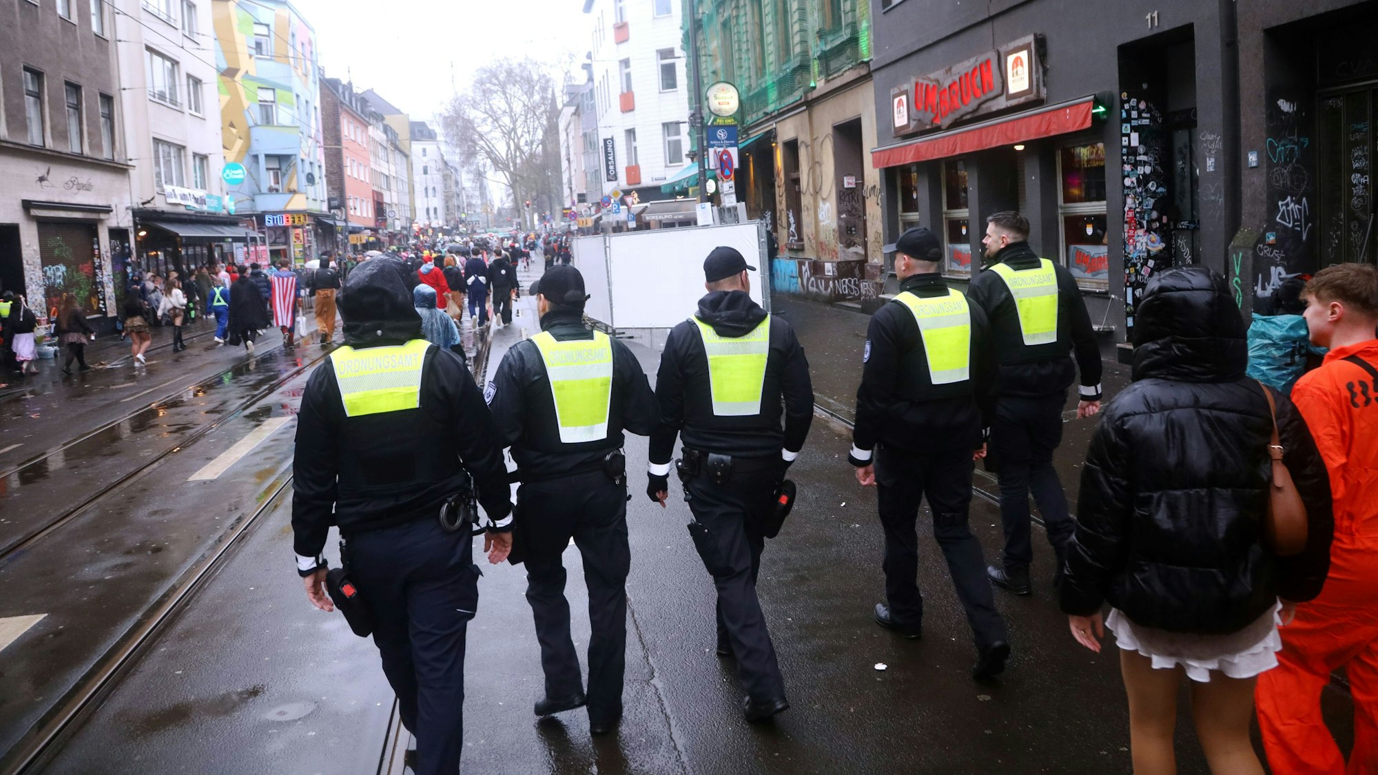 12.02.2026, Köln: Mitarbeiter vom Ordnungsamt schauen nach dem Rechten. Weiberfastnacht 2026 an der Zülpischer Straße Foto: Arton Krasniqi