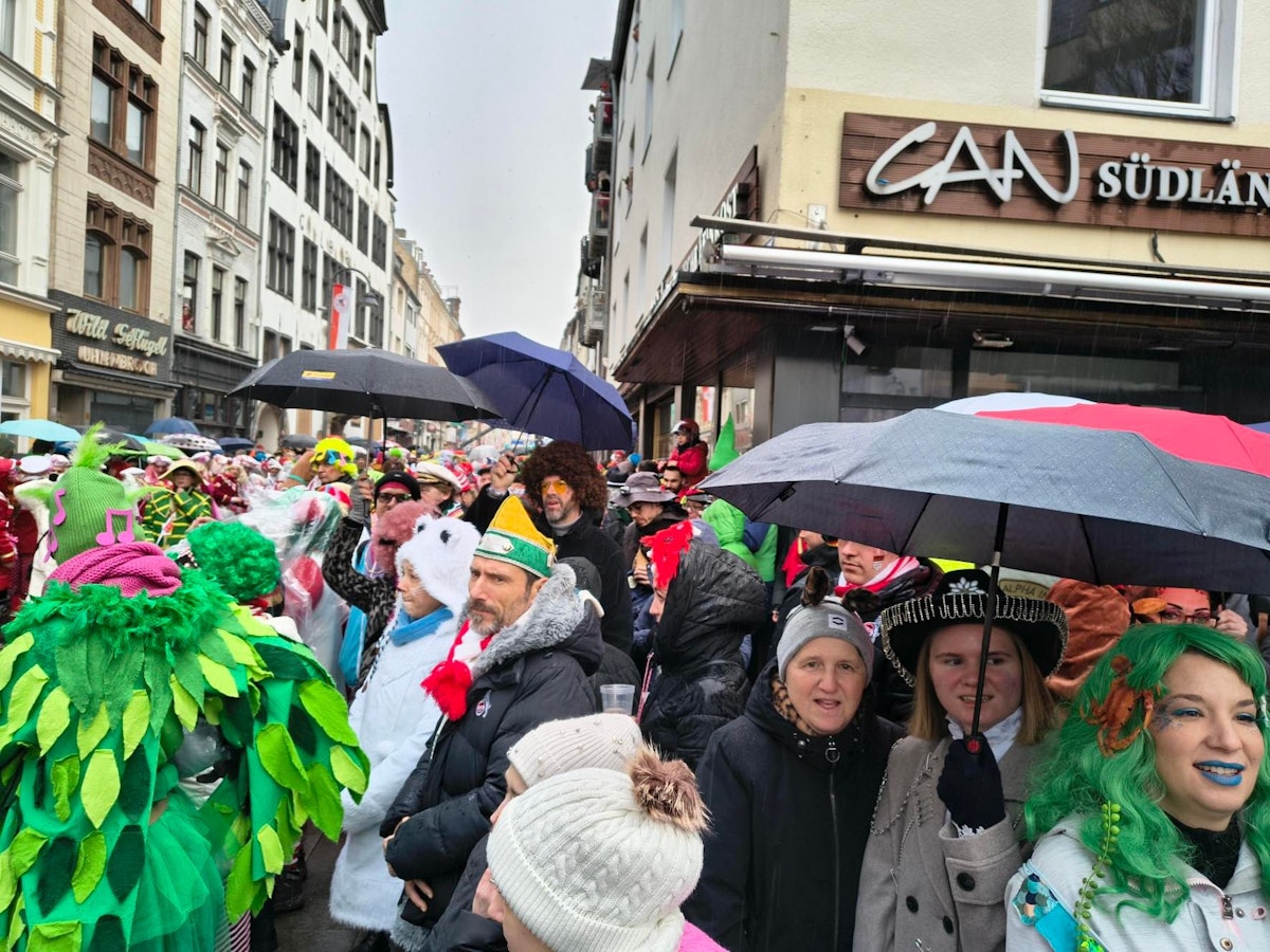 Der Regen wird heftiger: „Für uns kein Problem. Wir schunkeln den Regen weg“, lacht ein Jeck am Rand.