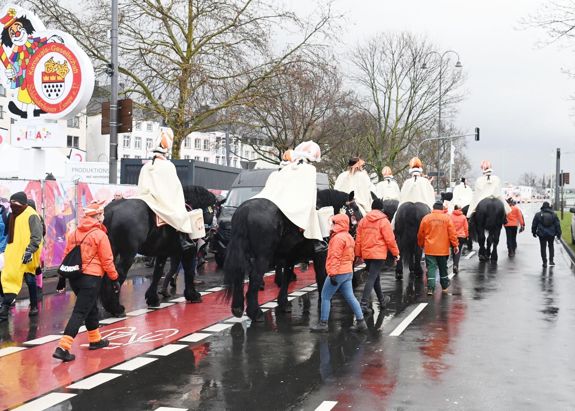 Die Pferde des Reitercorps Appelsinefunke verlassen am Heumarkt den Zug wegen Gewitterwarnung.