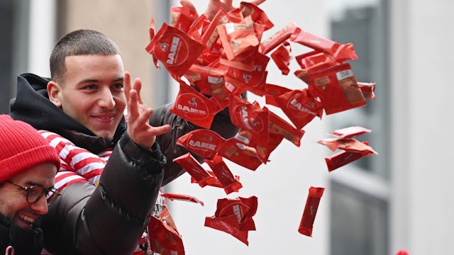 Haut ordentlich Kamelle raus: FC-Spieler Said El Mala.