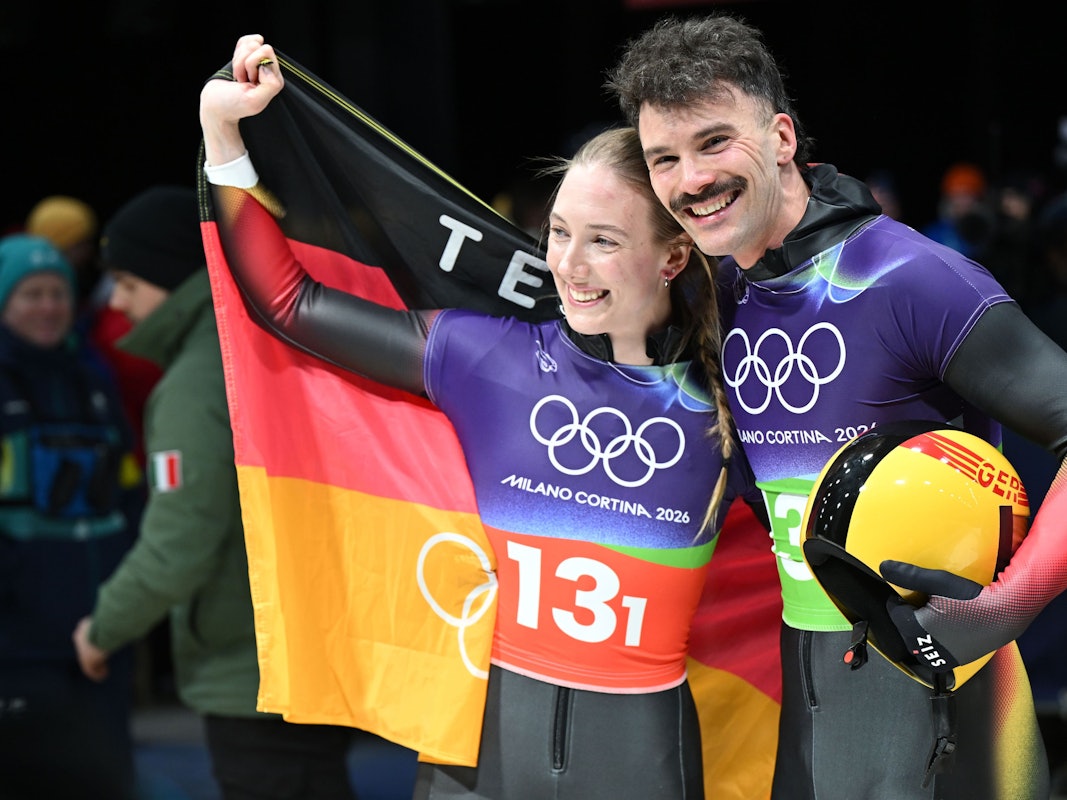 Axel Jungk jubelt mit Sarah Kreher über Silber bei Olympia.