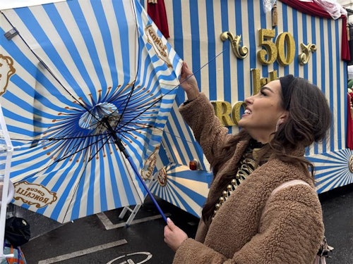 Ex-„Let's Dance“-Siegerin Lili Paul Roncalli kämpft mit ihrem Regenschirm.
