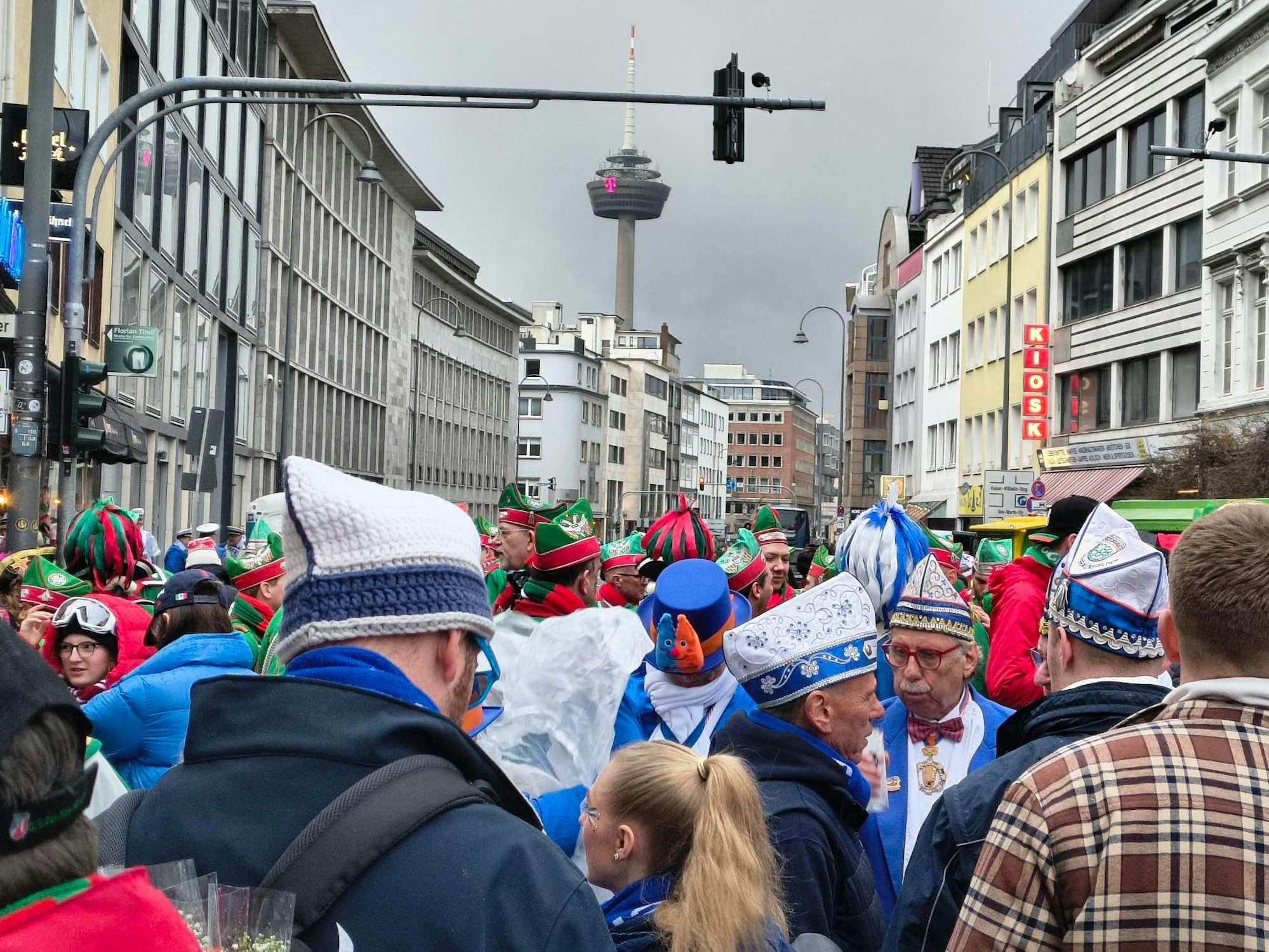 Der wird grad nochmal richtig dunkel. Der nächste Schauer kommt.