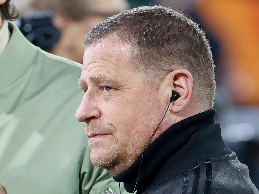 Max Eberl wird interviewt und hat Kopfhörer an.