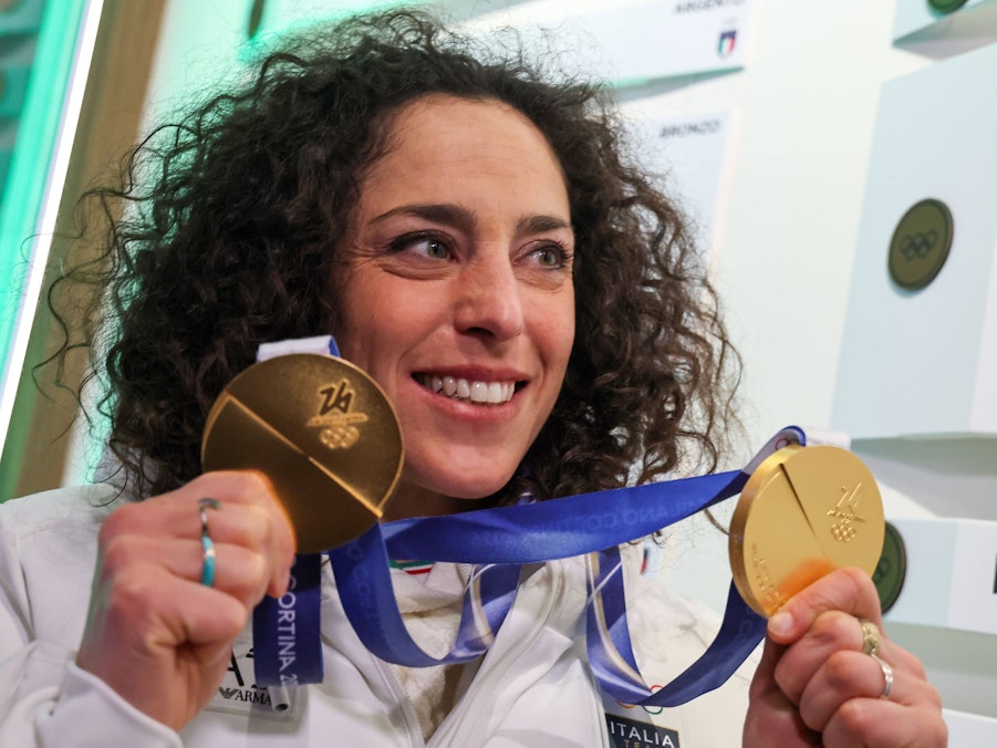 Federica Brignone hält zwei olympische Goldmedaillen in die Kamera.