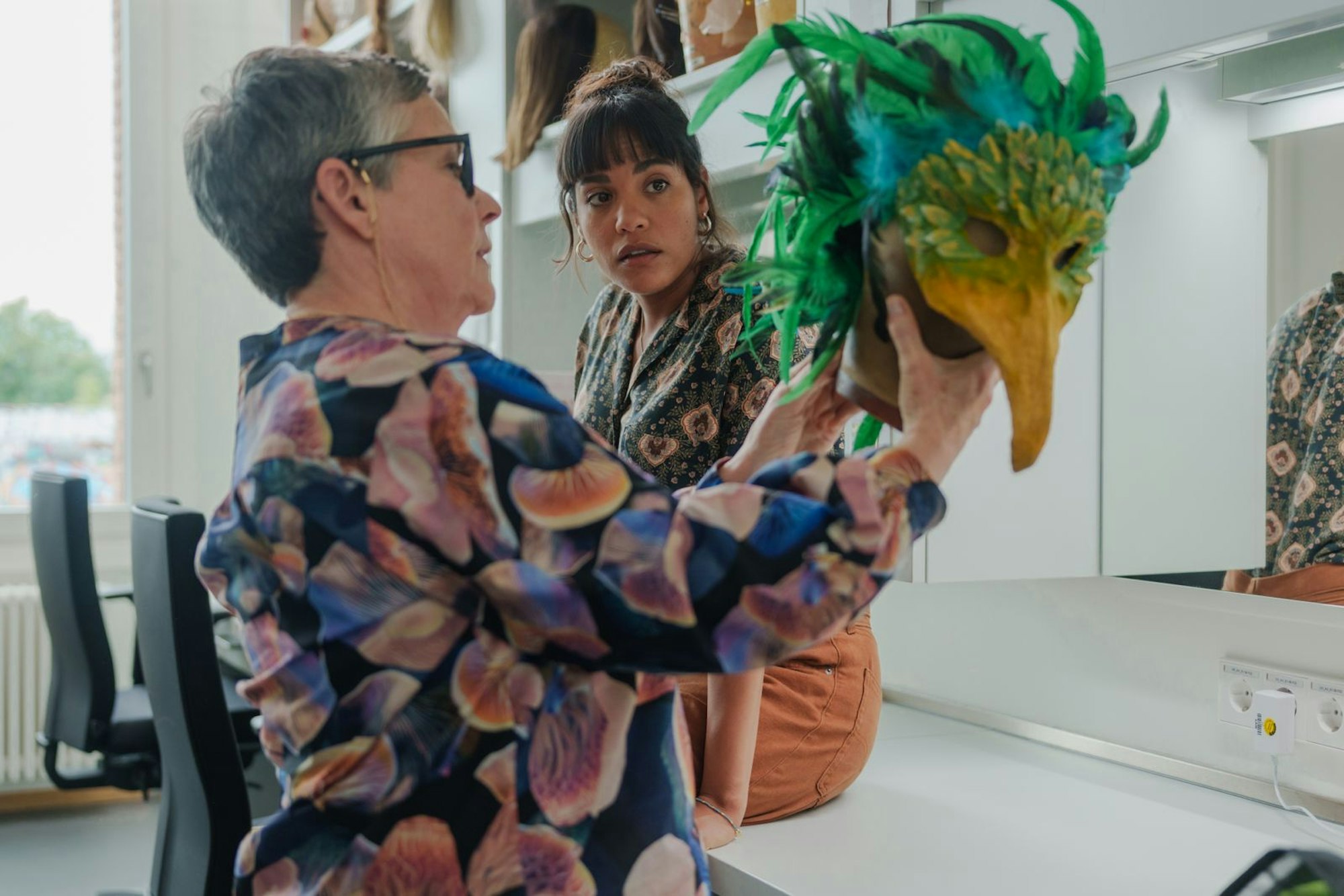 Die Masken-Chefin Sonja (Claudia-Sofie Jelinek, links) ist zufrieden mit Mayas (Salka Weber) Arbeit. (Bild: BR/Kineo Film GmbH/Lars Nitsch)