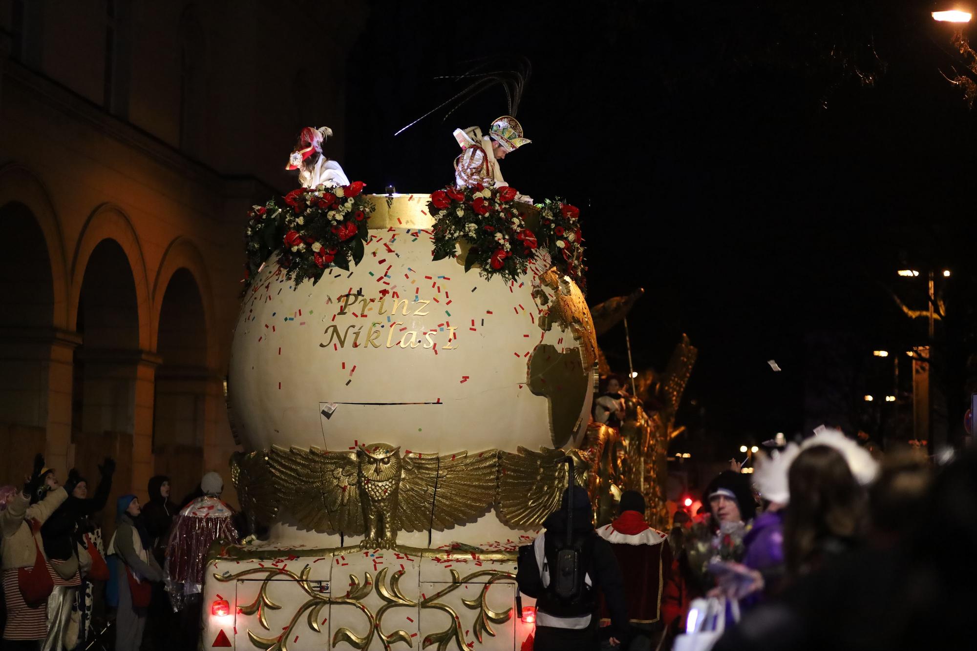 Am Abend fährt die Prinzengarde mit Prinz Niklas I. in die Zeughausstraße ein.