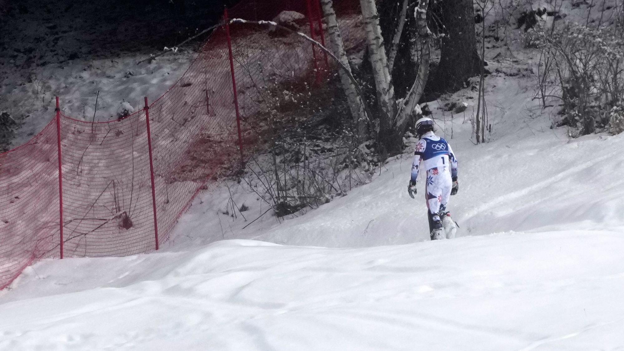 Atle Lie McGrath geht zerknirscht durch den Schnee.