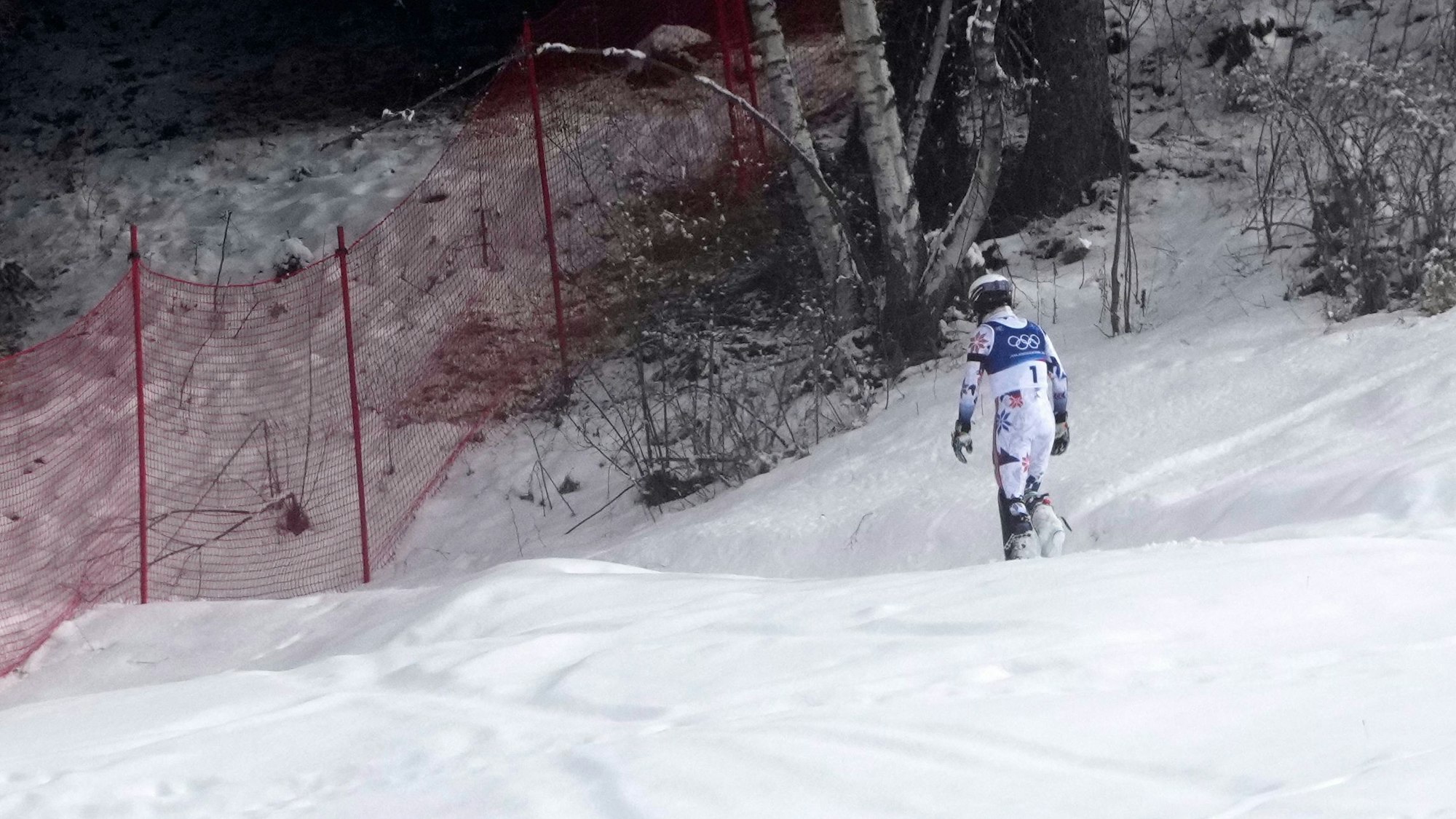 Atle Lie McGrath geht zerknirscht durch den Schnee.