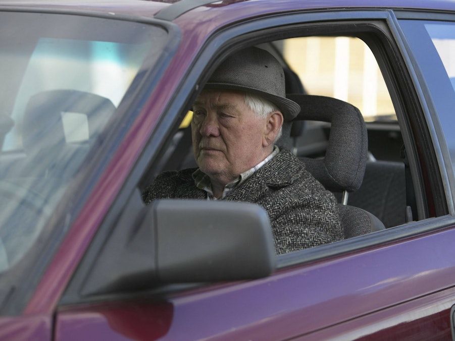 Alter Mann fährt Auto