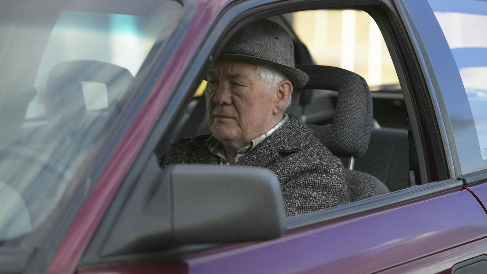 Alter Mann fährt Auto