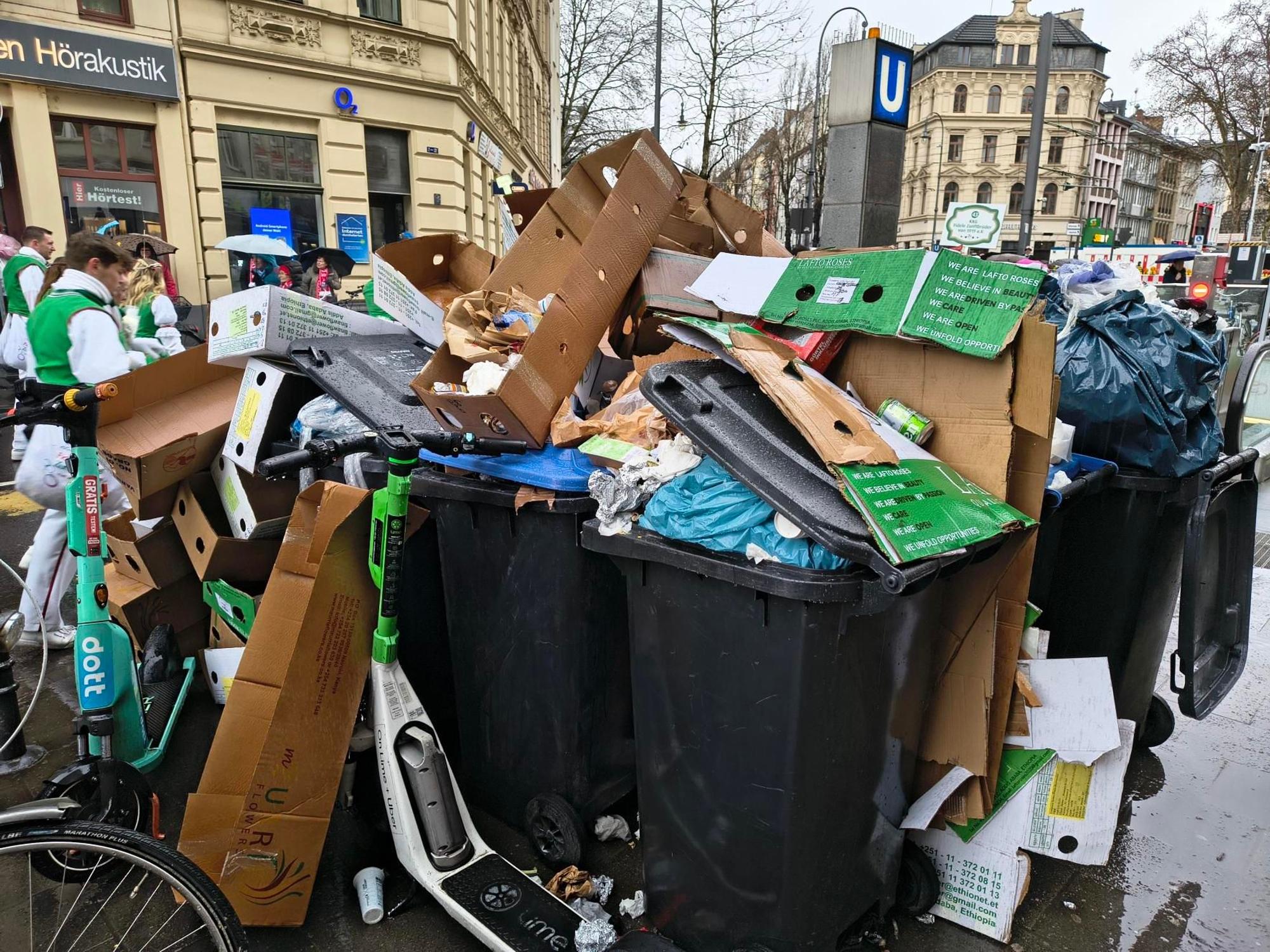 Müll fällt beim Zoch natürlich auch an - wie hier am Chlodwigplatz.