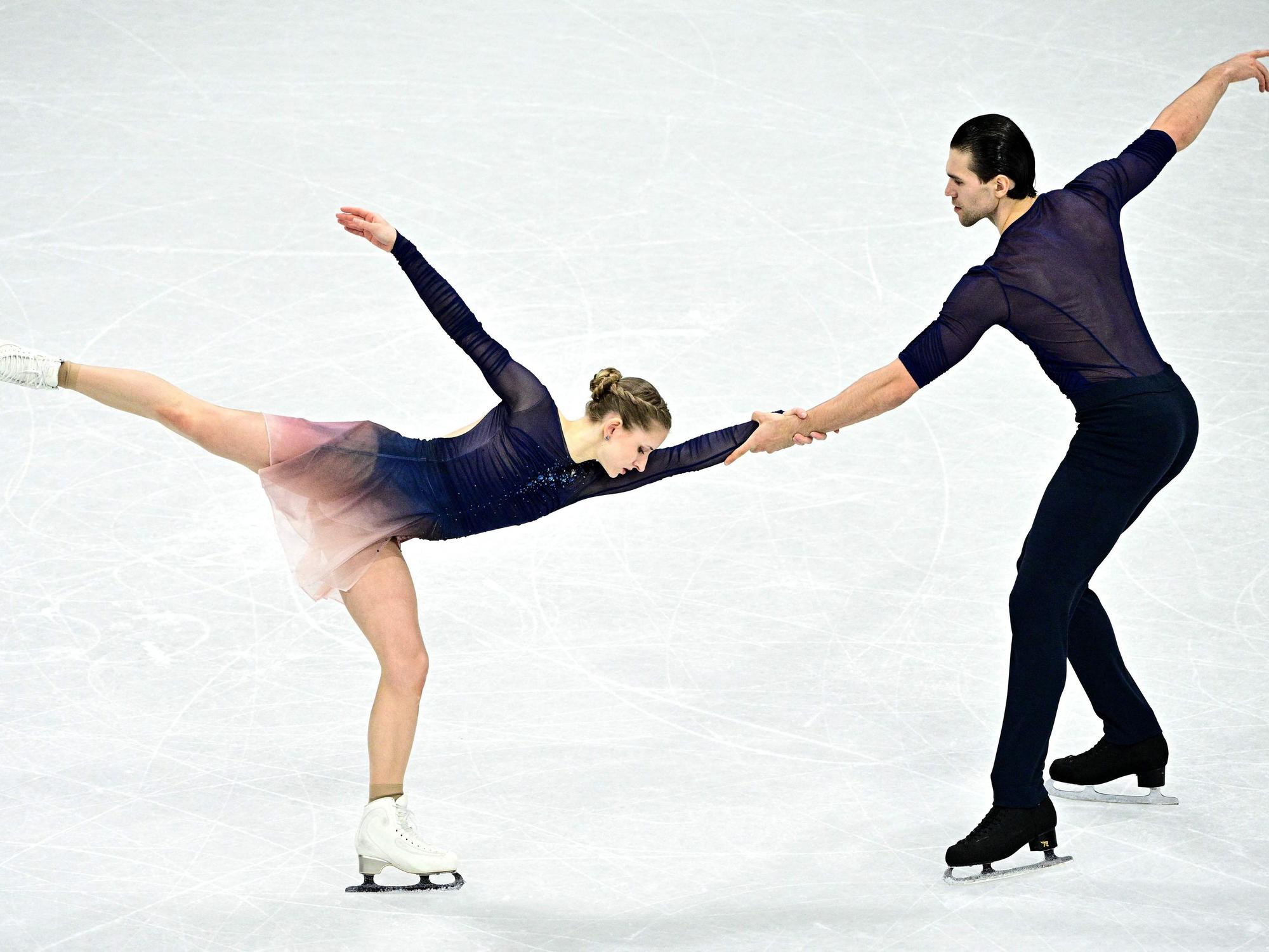 Minerva Hase und Nikita Volodin auf dem Eis.