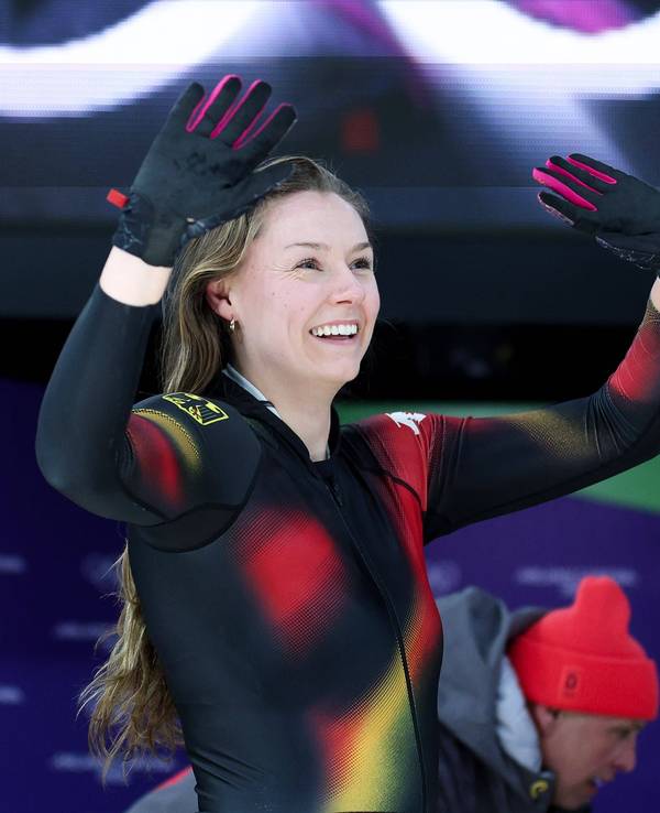 Laura Nolte jubelt nach ihrer Olympia-Fahrt im Monobob.