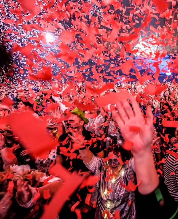 Karnevalsfans feiern die Band Kasalla am Freitag, den 04. November 2022 in der Grugahalle.