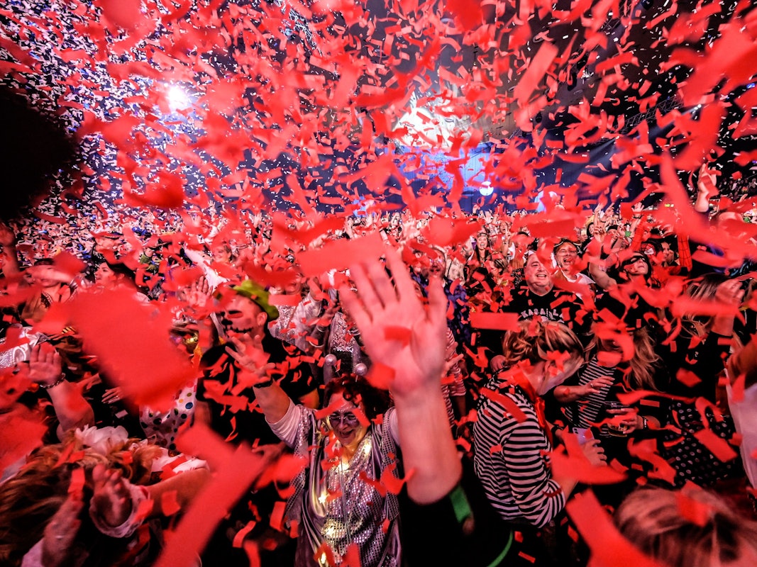 Karnevalsfans feiern die Band Kasalla am Freitag, den 04. November 2022 in der Grugahalle.