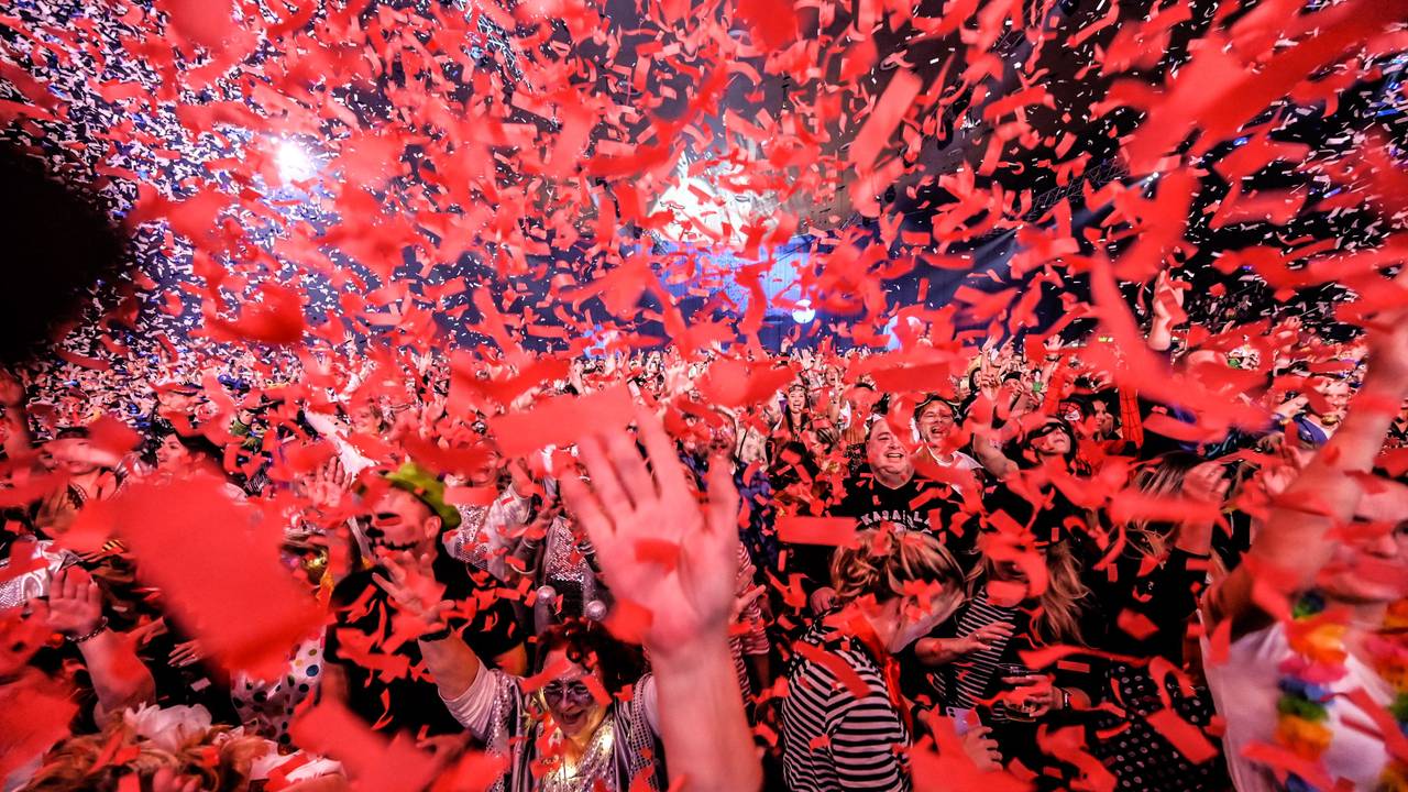 Karnevalsfans feiern die Band Kasalla am Freitag, den 04. November 2022 in der Grugahalle.