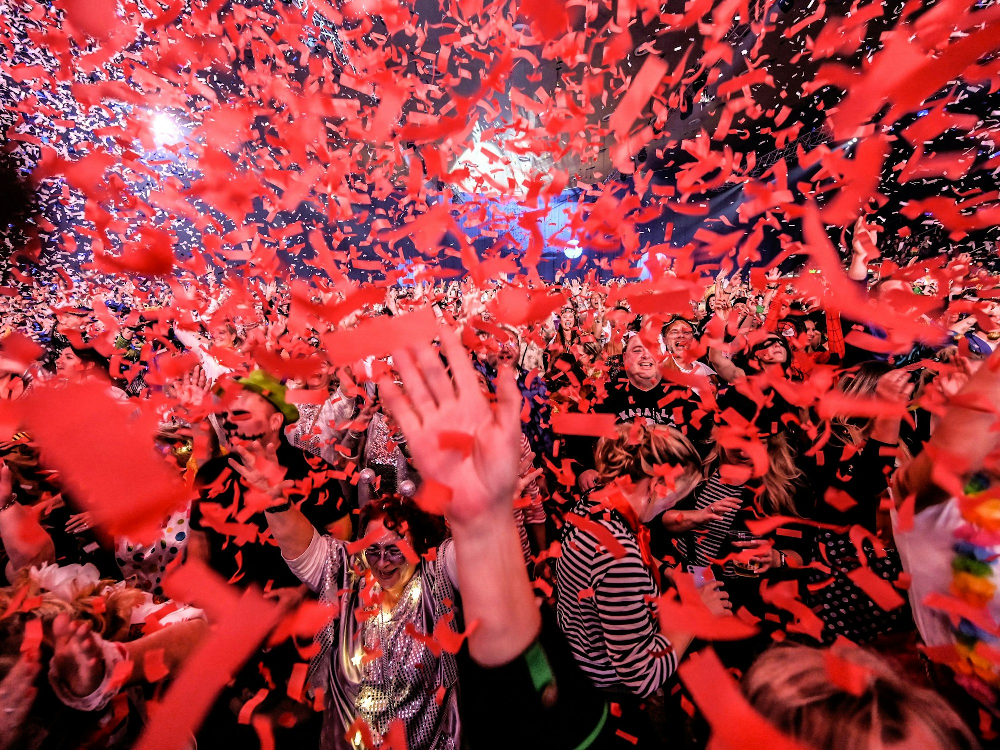 Karnevalsfans feiern die Band Kasalla am Freitag, den 04. November 2022 in der Grugahalle.