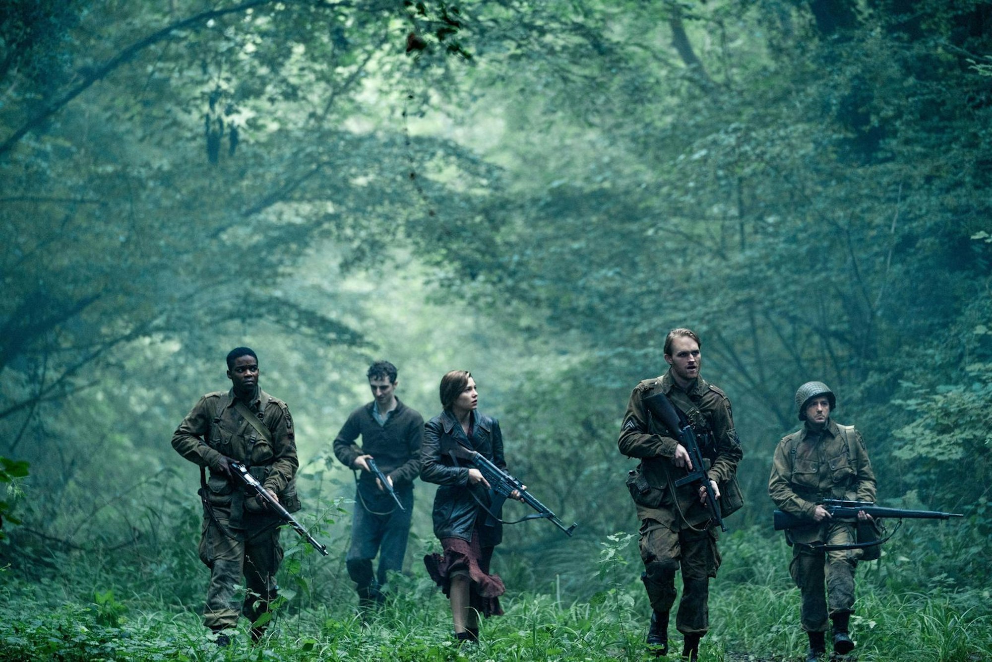 US-Soldaten im Zweiten Weltkrieg: (von links) Boyce (Jovan Adepo), Rosenfeld (Dominic Applewhite), Chloe (Mathilde Ollivier), Ford (Wyatt Russell) und Tibbet (John Magaro) sind in Nordfrankreich im Einsatz. (Bild: 2018 Paramount Pictures. All Rights Reserved. / Peter Mountain)