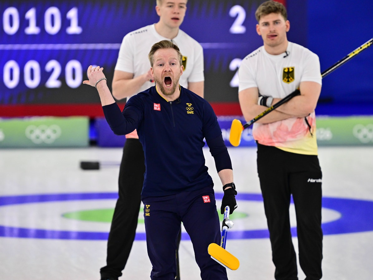 Niklas Edin ruft seinen Teamkollegen beim Spiel gegen Deutschland etwas zu.