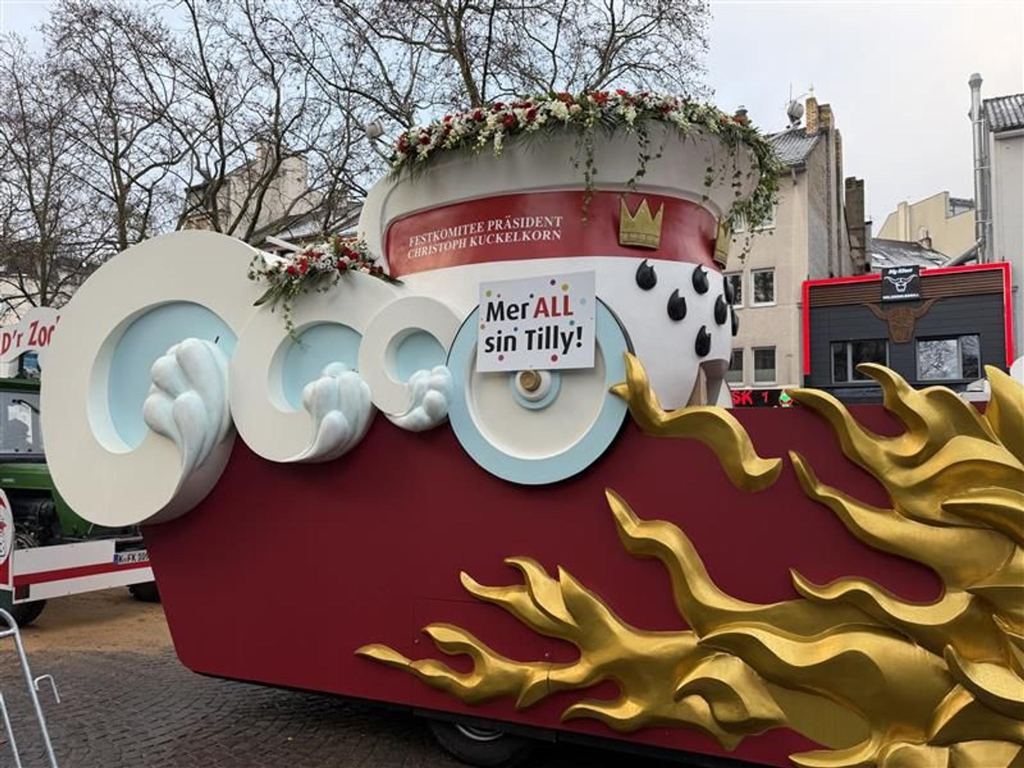„Mer al sin Tilly“ prangt auf dem Wagen des scheidenden Festkomitee-Präsidenten Christoph Kuckelkorn.