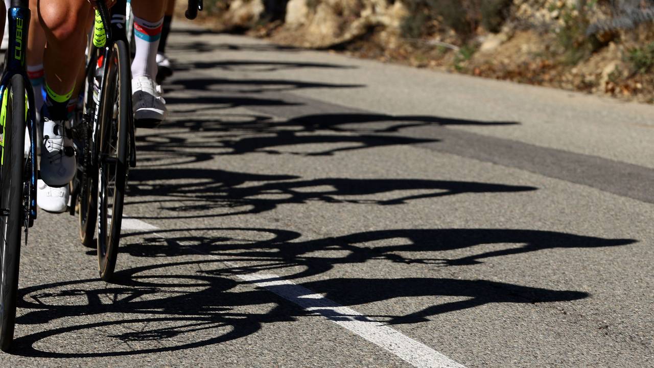 Die Schatten eines Fahrerfeldes im Radsport.