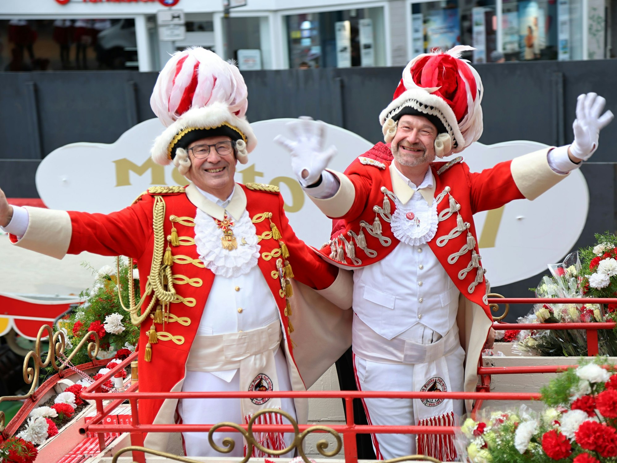 Volker Weininger auf dem Wagen der Roten Funken.