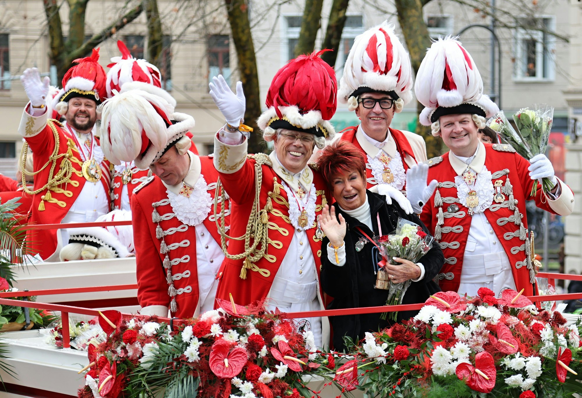 Marita Köllner ist nach ihrem Sturz auf der Bühne wieder auf dem Posten. Auf dem Wagen wurde sie von ihren Emotionen überwältigt.