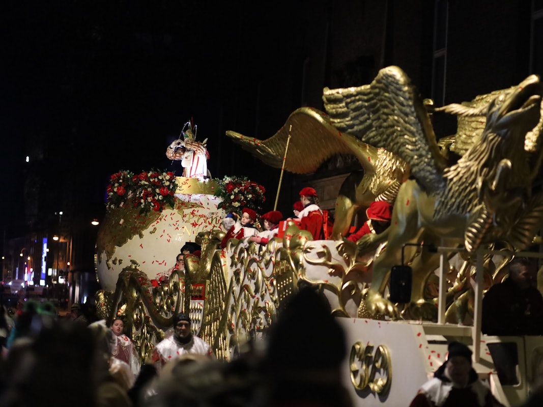 Am Abend fährt die Prinzengarde mit Prinz Niklas I. in die Zeughausstraße ein.