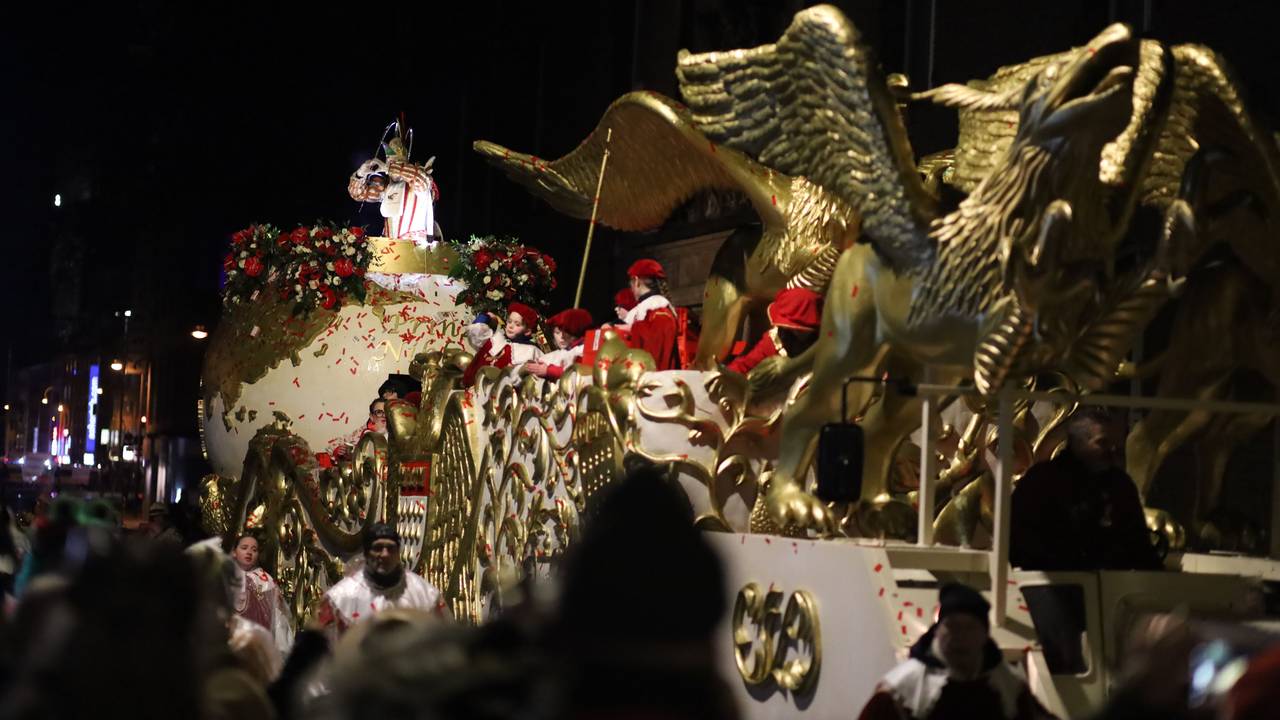 Am Abend fährt die Prinzengarde mit Prinz Niklas I. in die Zeughausstraße ein.