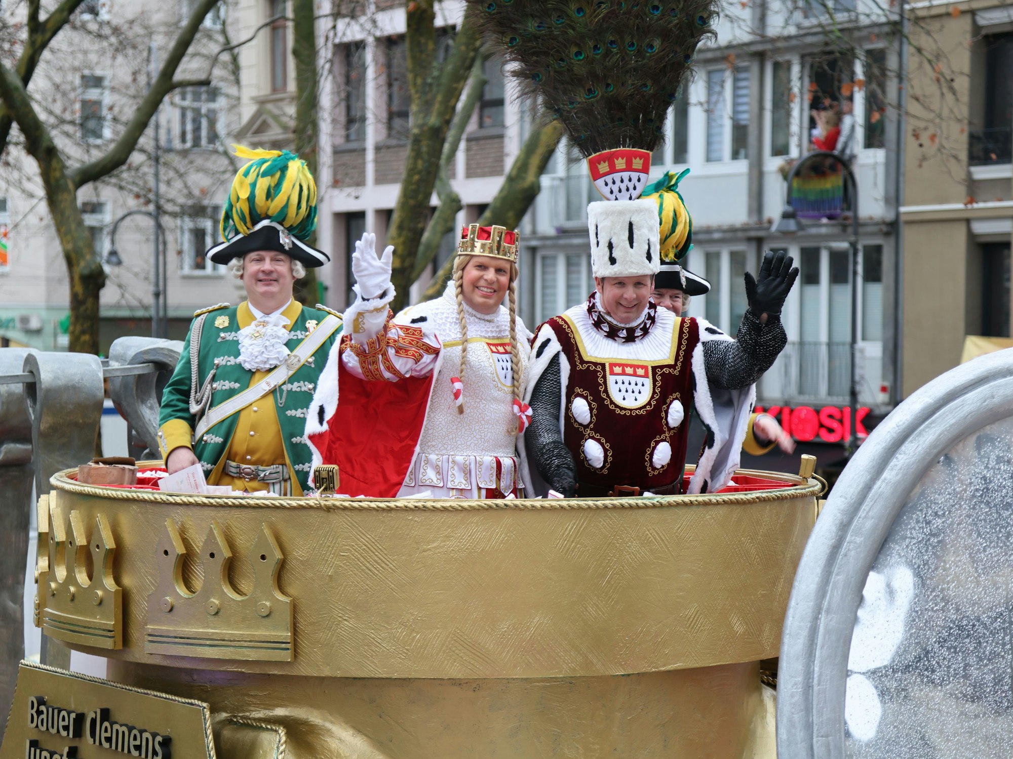 Jungfrau Aenne und Bauer Clemens auf ihrem Wagen.