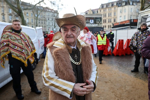 NRW-Herbert Reul beim Kölner Rosenmontagszug.