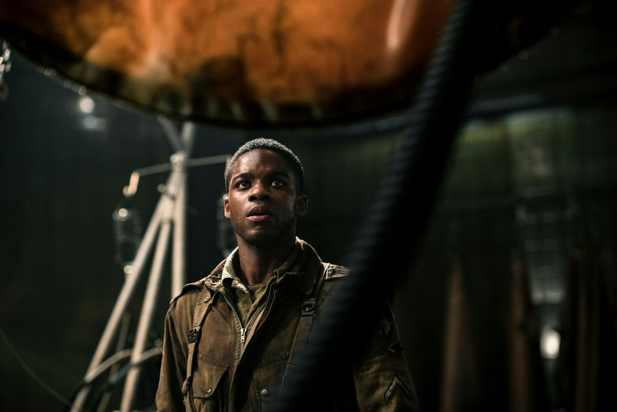 Boyce (Jovan Adepo) findet heraus, dass die Nazis Menschenexperimente durchführen. (Bild: 2018 Paramount Pictures. All Rights Reserved. / Peter Mountain)