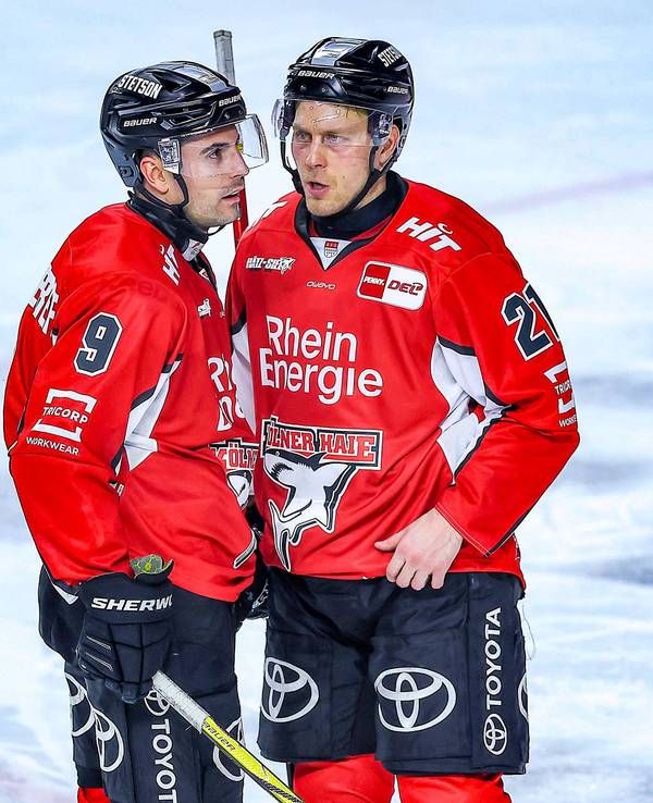Maximilian Kammerer steht neben Juhani Tyrväinen auf dem Eis.