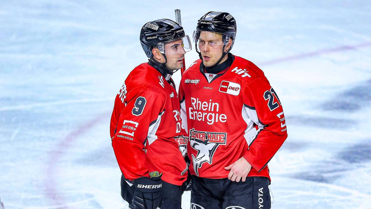 Maximilian Kammerer steht neben Juhani Tyrväinen auf dem Eis.