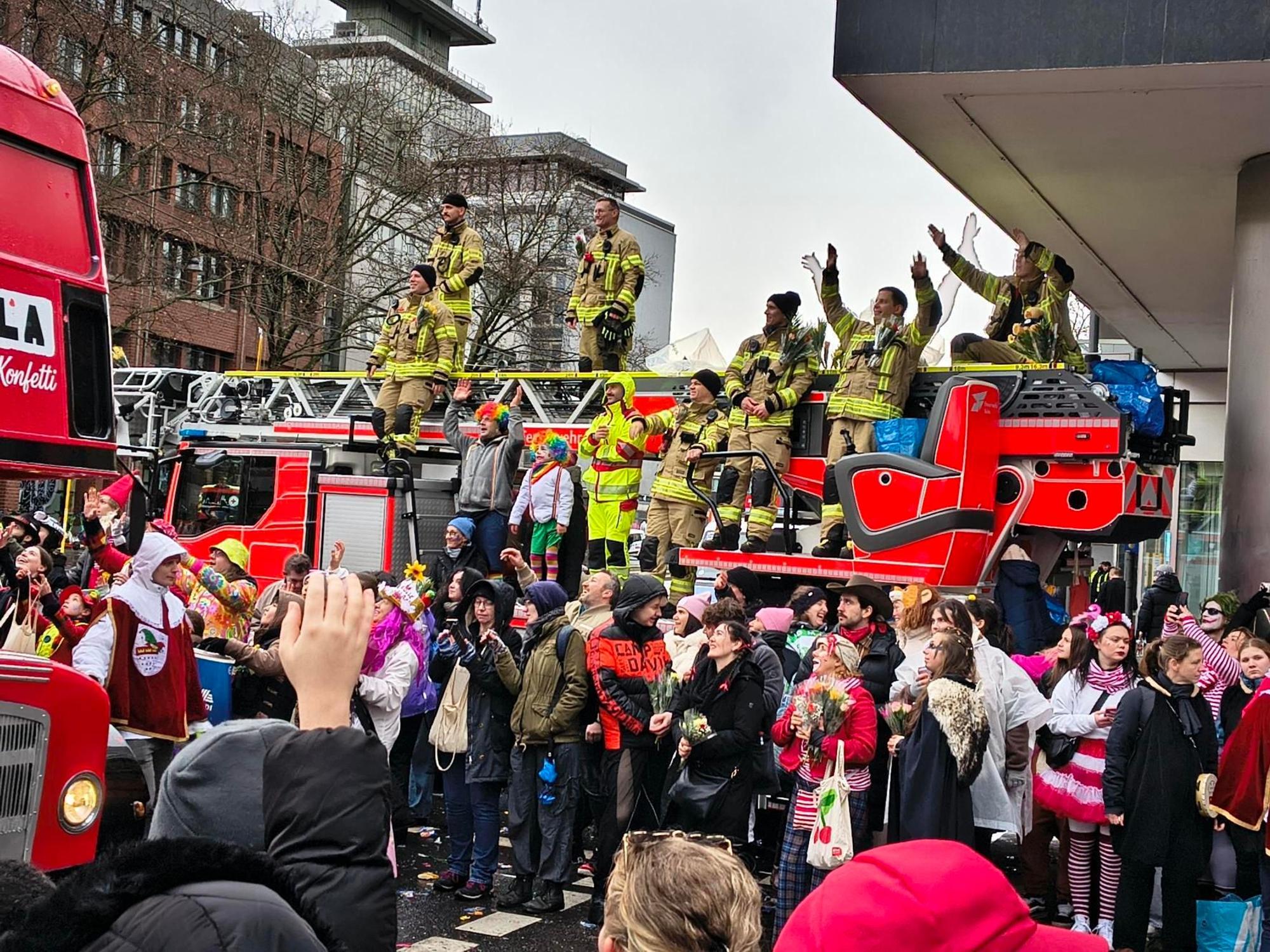 Ist das die beste Tribüne am Zugweg? Die Feuerwehr ist auch dabei.