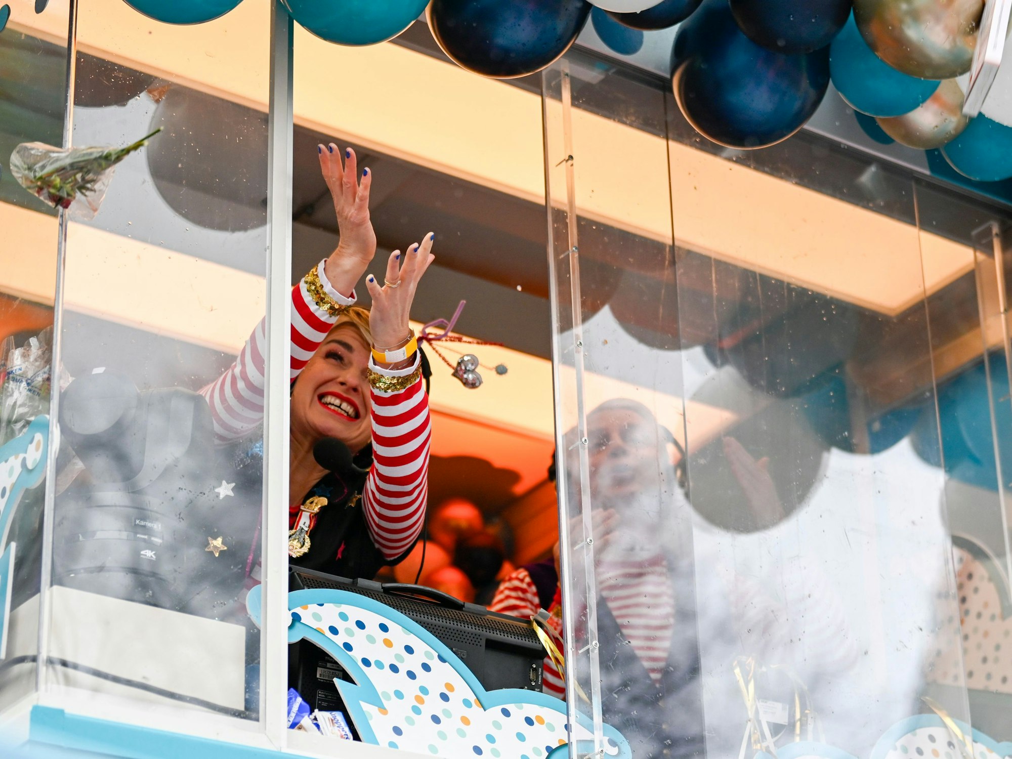Sabine Heinrichs und Guido Cantz moderieren für den WDR. Der Rosenmontagszug zieht durch die Severinstraße.