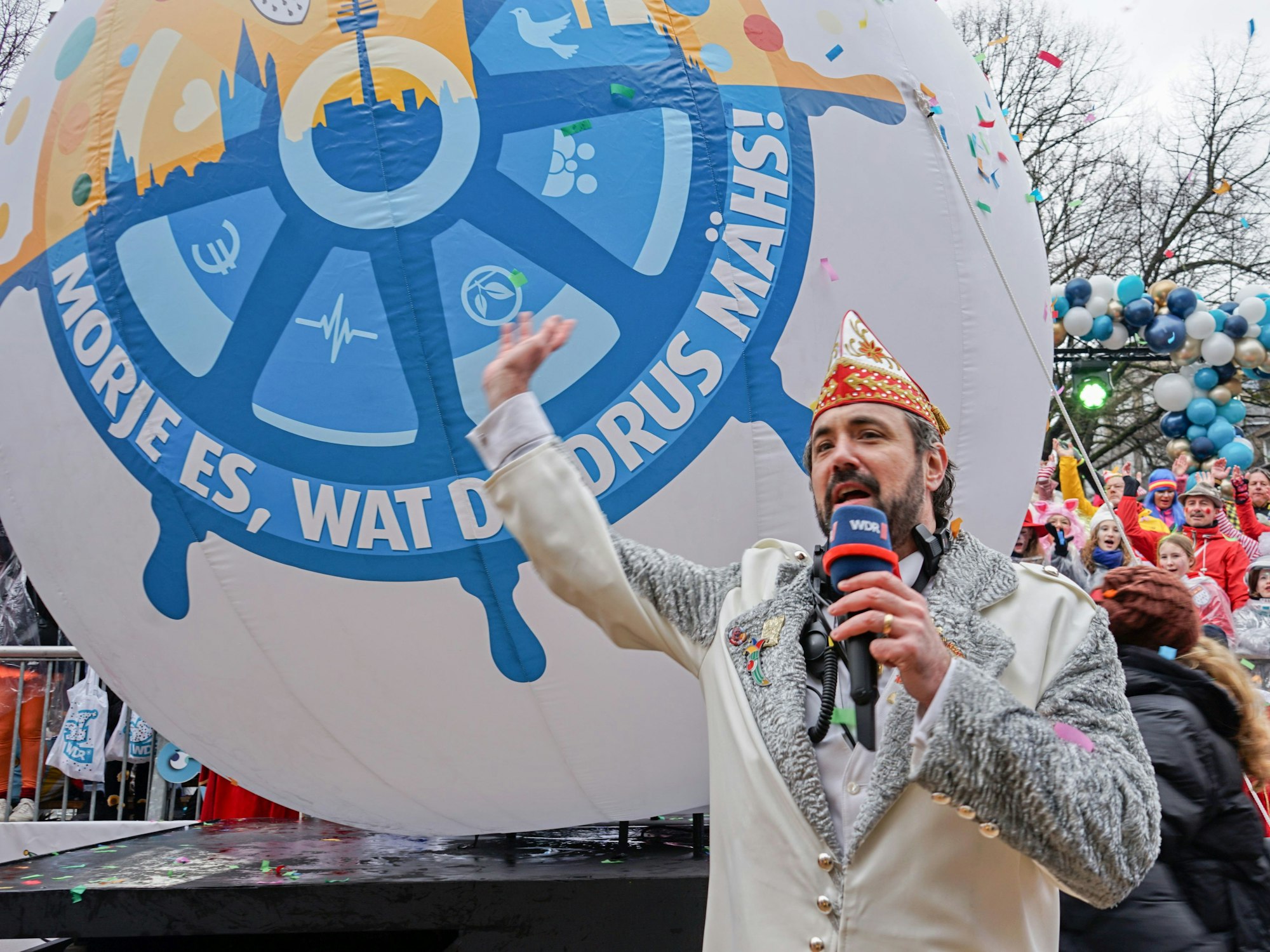 Marc Michelske präsentiert das neue Sessionsmotto.